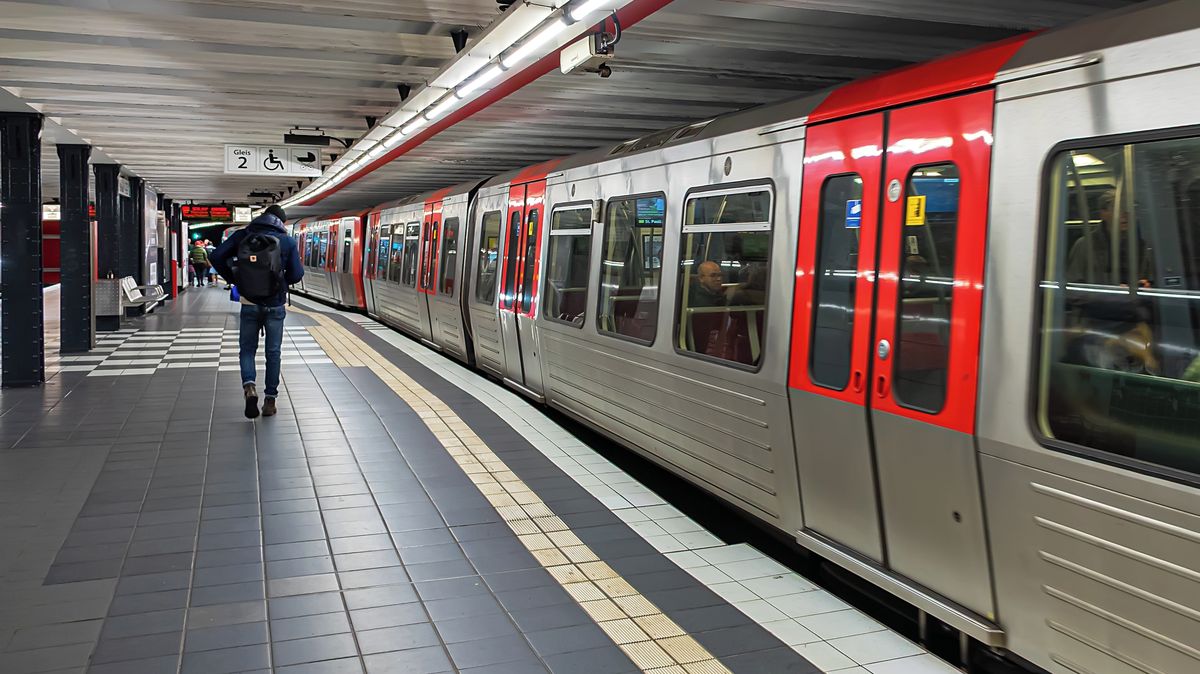 Muž z Jižního Súdánu strhl v Hamburku dívku do kolejiště metra. Přijíždějící vlak oba usmrtil